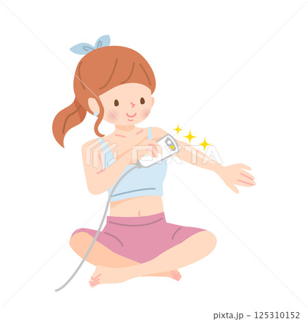 自分で腕の脱毛をする若い女性 自分で腕の脱毛をする若い女性 125310152