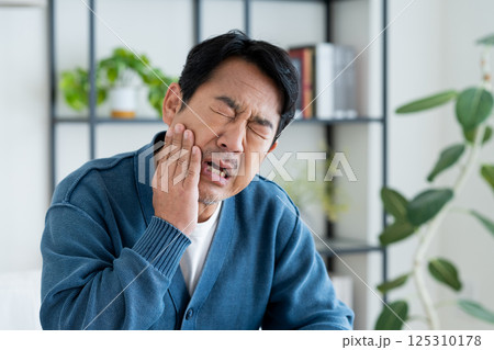 歯が痛いミドルの男性 歯が痛いミドルの男性 125310178
