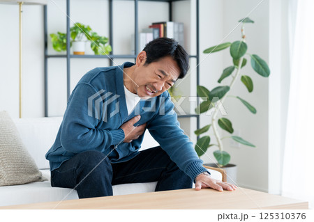 胸が苦しいミドルの男性 125310376