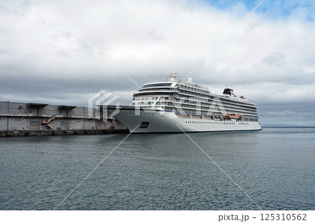 小樽初寄港のクルーズ客船バイキング・ビーナス 125310562