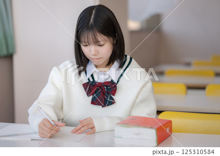 勉強する学生 125310584