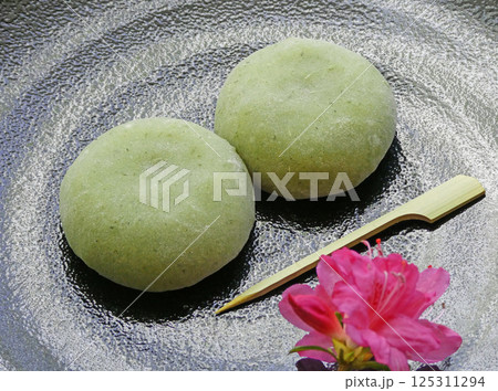 春から初夏の野山の香り!よもぎ大福餅をヤマツツジの花と一緒に撮影した写真 春から初夏の野山の香り!よもぎ大福餅をヤマツツジの花と一緒に撮影した写真 125311294