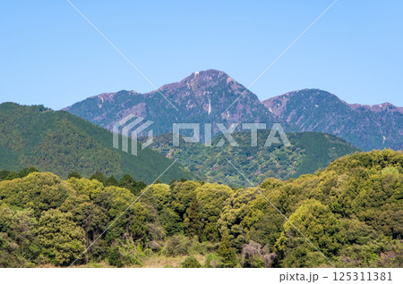春の御在所岳と山麓の新緑 春の御在所岳と山麓の新緑 125311381