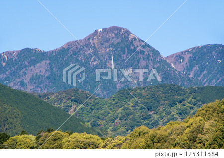 春の御在所岳と山麓の新緑 春の御在所岳と山麓の新緑 125311384