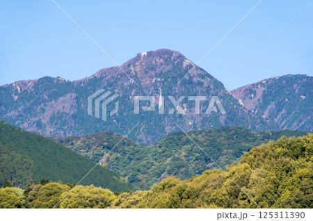 春の御在所岳と山麓の新緑 125311390