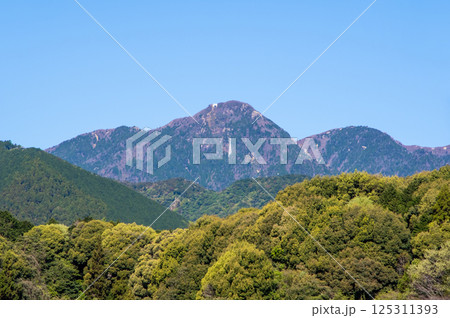 春の御在所岳と山麓の新緑 125311393