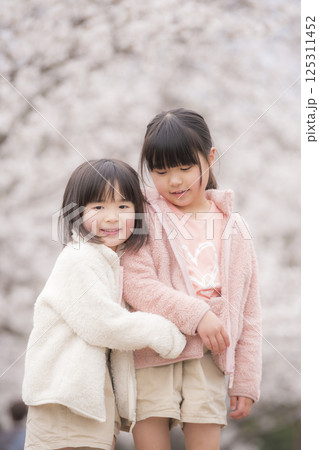 桜咲く立岡自然公園で笑顔の姉妹 桜咲く立岡自然公園で笑顔の姉妹 125311452