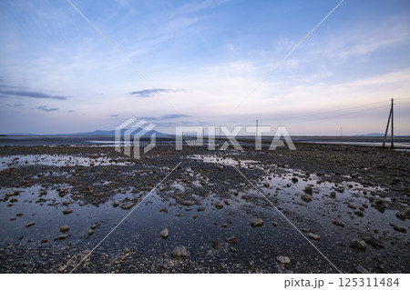 早朝の静けさに包まれた長部田海床路 125311484