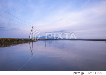 早朝の静けさに包まれた長部田海床路 125311486