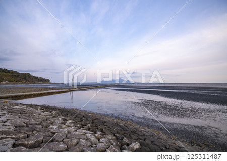 早朝の静けさに包まれた長部田海床路 早朝の静けさに包まれた長部田海床路 125311487