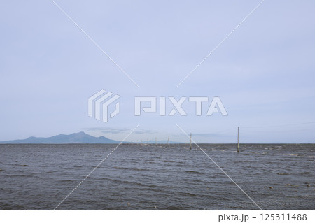 海に沈む満潮の長部田海床路 125311488