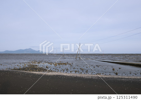 海に沈む満潮の長部田海床路 海に沈む満潮の長部田海床路 125311490