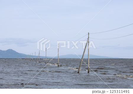 海に沈む満潮の長部田海床路 125311491