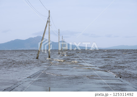 海に沈む満潮の長部田海床路 海に沈む満潮の長部田海床路 125311492