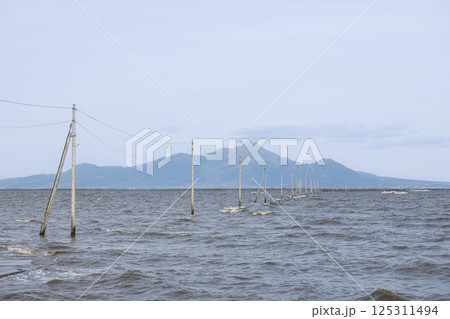 海に沈む満潮の長部田海床路 海に沈む満潮の長部田海床路 125311494