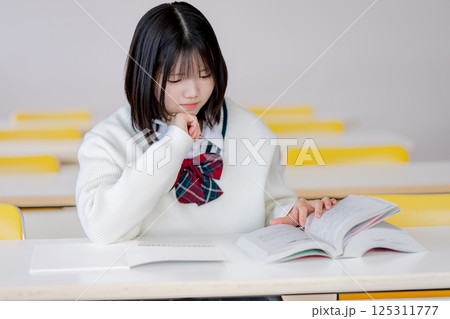 考える女子生徒 125311777