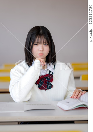 縦写真の女子生徒 縦写真の女子生徒 125311780