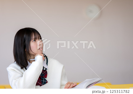 考える女子学生 考える女子学生 125311782