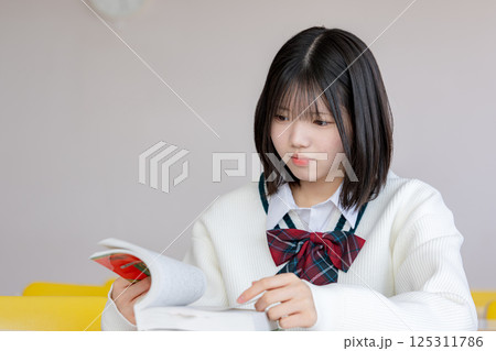 勉強する女学生 勉強する女学生 125311786