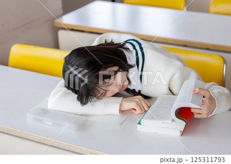 やる気が出ない学生 125311793