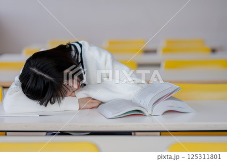 寝落ちする学生 125311801