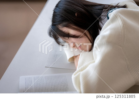 眠る女子学生 125311805