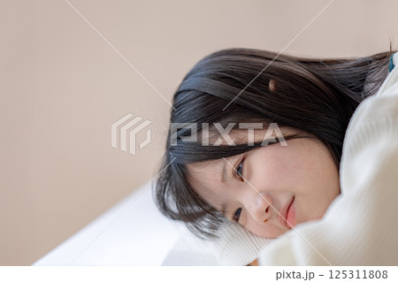 うつろな目で眺める女子生徒 うつろな目で眺める女子生徒 125311808