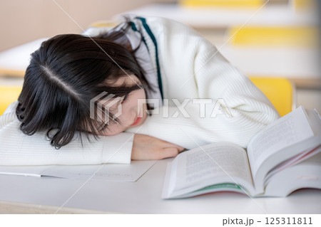 やる気を失う女子学生 125311811