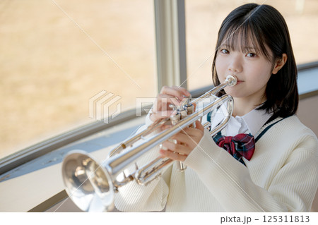トランペットで演奏する学生 125311813