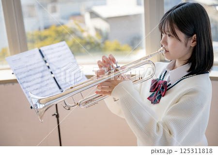 演奏する学生 演奏する学生 125311818