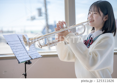 演奏する学生 125311826