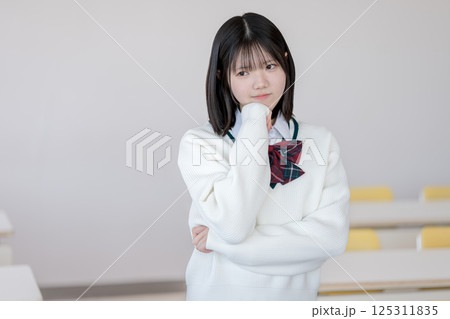 考える女子学生 125311835