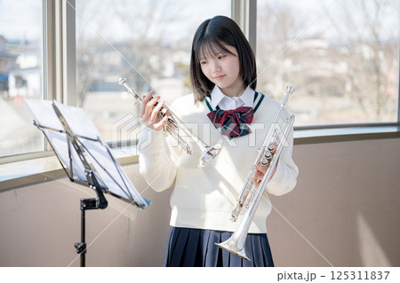 二つの楽器で迷う学生 125311837