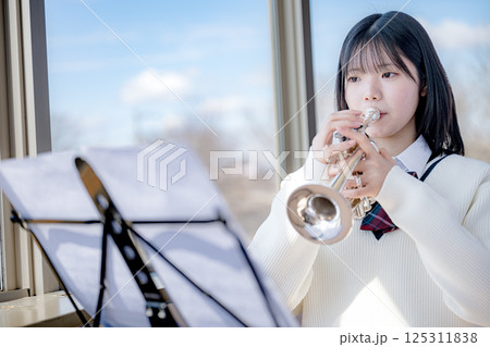 真面目に練習する学生 125311838