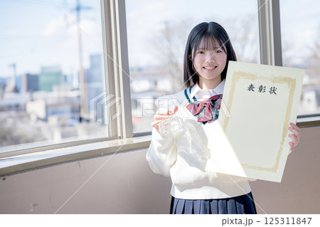 表彰状と学生 表彰状と学生 125311847