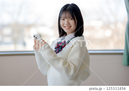笑顔の女子高生 125311856
