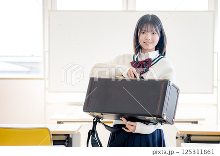 楽器ケースを持った学生 楽器ケースを持った学生 125311861