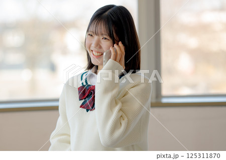 笑顔で電話する学生 笑顔で電話する学生 125311870