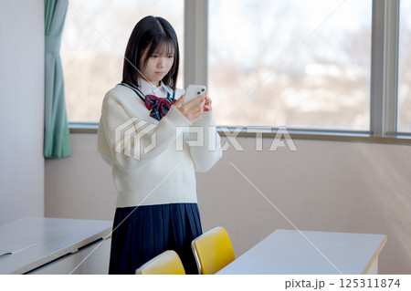 じっとスマホを見つめる学生 じっとスマホを見つめる学生 125311874