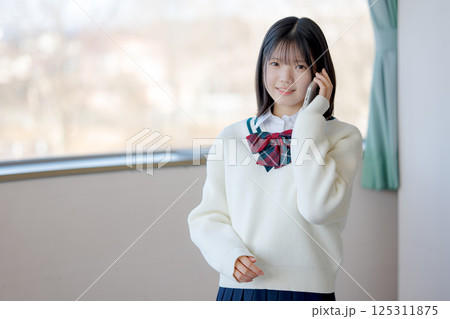 電話する学生 125311875