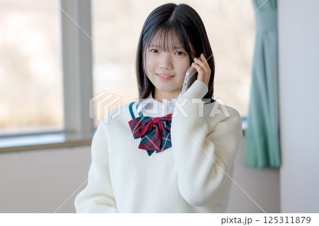爽やかに電話する女子高生 125311879