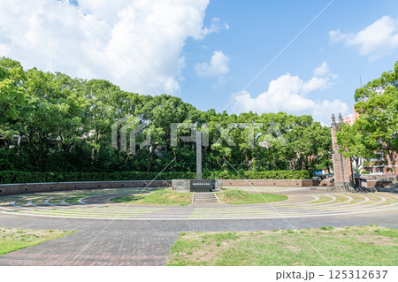 長崎県長崎市　長崎爆心地公園内にある長崎原子爆弾落下中心地碑 125312637