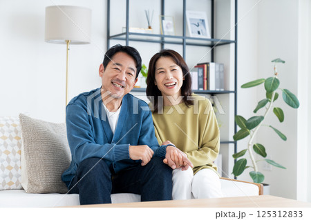 リビングでくつろぐミドルの夫婦 125312833