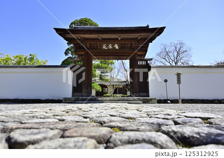 有楽苑（愛知県犬山市）にある唐門「岩栖門」 125312925