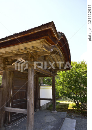 有楽苑（愛知県犬山市）にある「傳大和国徳源寺 唐門」 125312932