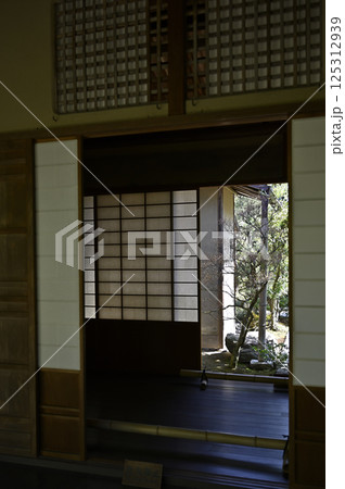 有楽苑（愛知県犬山市）にある「元庵」を入り口付近から眺める 125312939