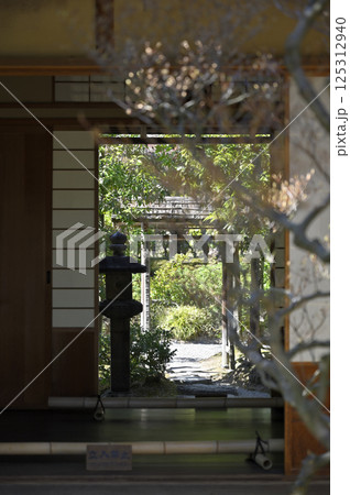 有楽苑(愛知県犬山市)にある「元庵」から眺める「藤村庸軒旧蔵石灯篭」 有楽苑(愛知県犬山市)にある「元庵」から眺める「藤村庸軒旧蔵石灯篭」 125312940