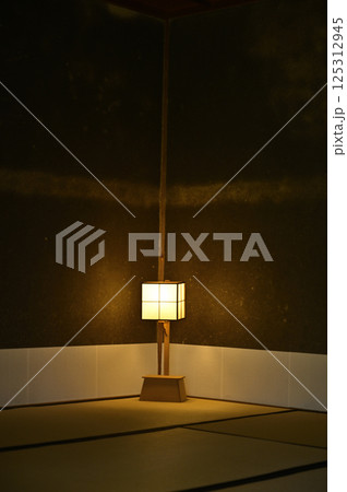 有楽苑（愛知県犬山市）にある「元庵」で灯される「行燈」 125312945