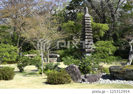 有楽苑(愛知県犬山市)内に建つ「観心寺旧蔵_十三重層塔」 有楽苑(愛知県犬山市)内に建つ「観心寺旧蔵_十三重層塔」 125312954