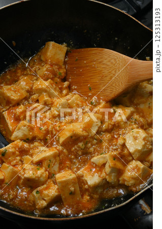 調理中の麻婆豆腐 125313193